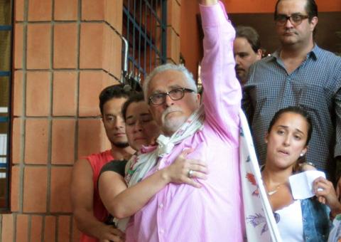 Genoino grita "Viva o PT" e se apresenta à  Polícia Federal